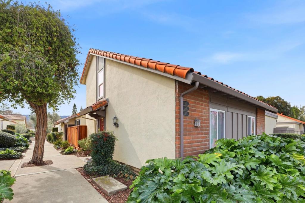 1558 Calle Enrique