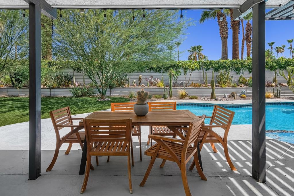 1110 E Vista Chino