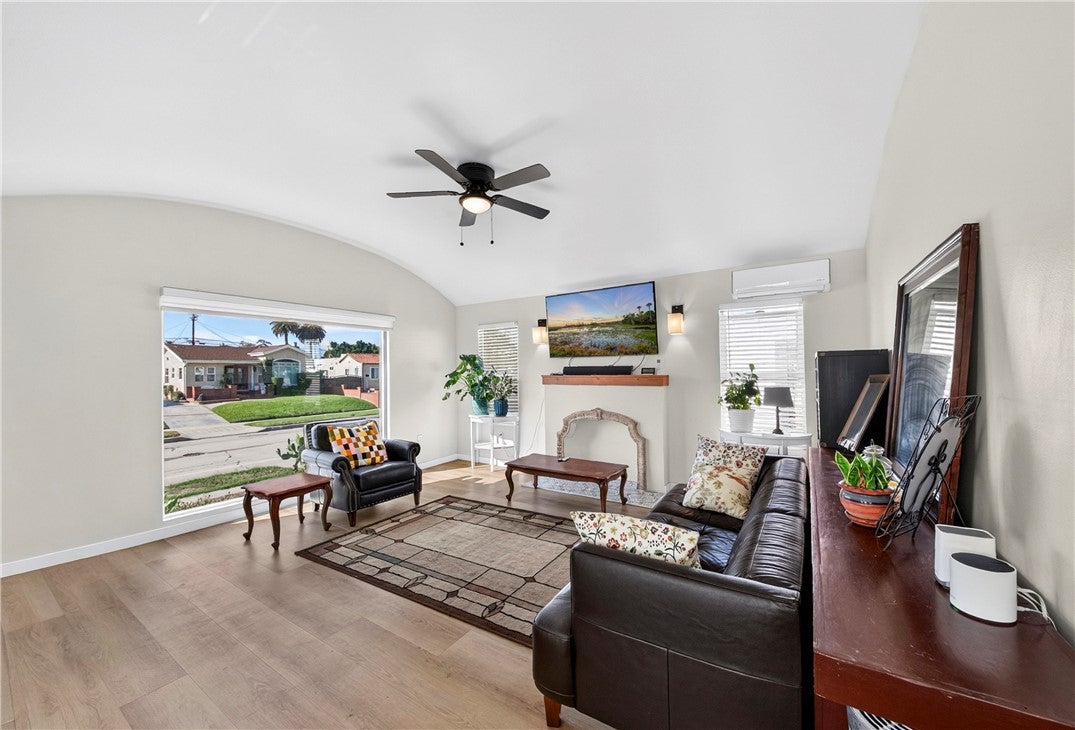 2027 W 75th