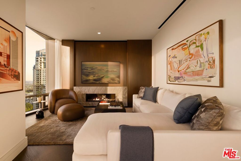 211 W Elm Court 28C