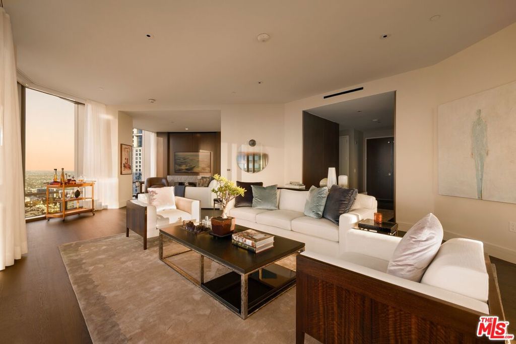 211 W Elm Court 28C