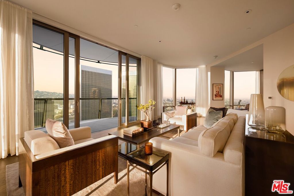 211 W Elm Court 28C