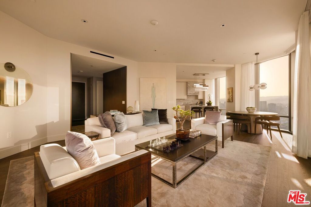 211 W Elm Court 28C