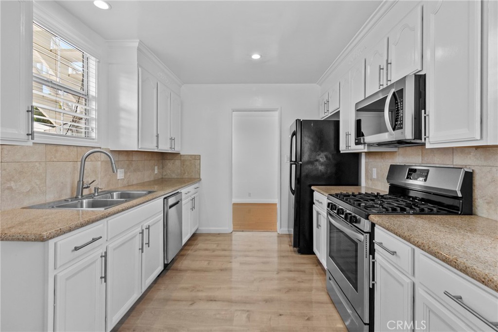 Welcome to 12753 Oxnard St. a charming 2 bedroom 1 bathroom apartment in North Hollywood. Located in a prime location, this unit offers comfortable living with a spacious kitchen complete with granite counter tops and stainless steel appliances, light and bright bedrooms, a remodeled bathroom and an outdoor patio perfect for morning coffee or relaxing at the end of the day!