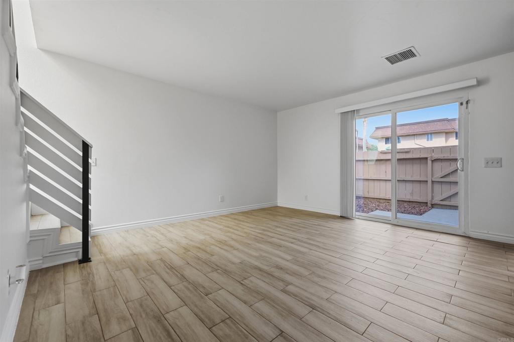 2121 E Grand Avenue S71