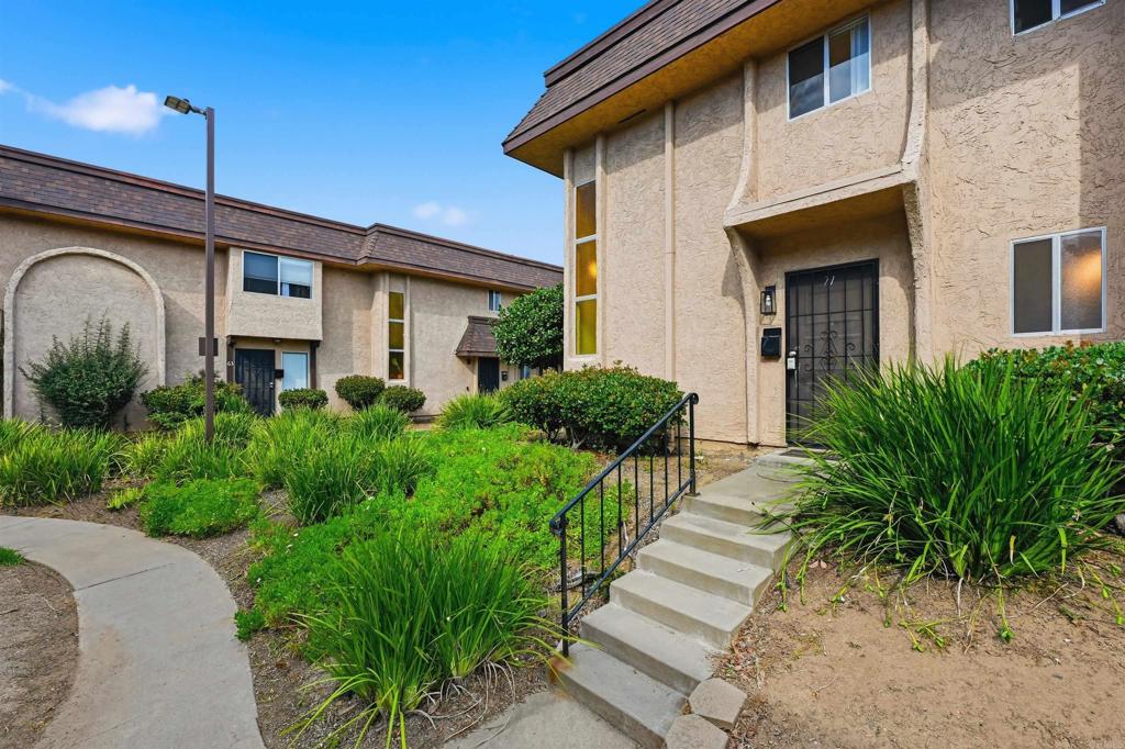 2121 E Grand Avenue S71