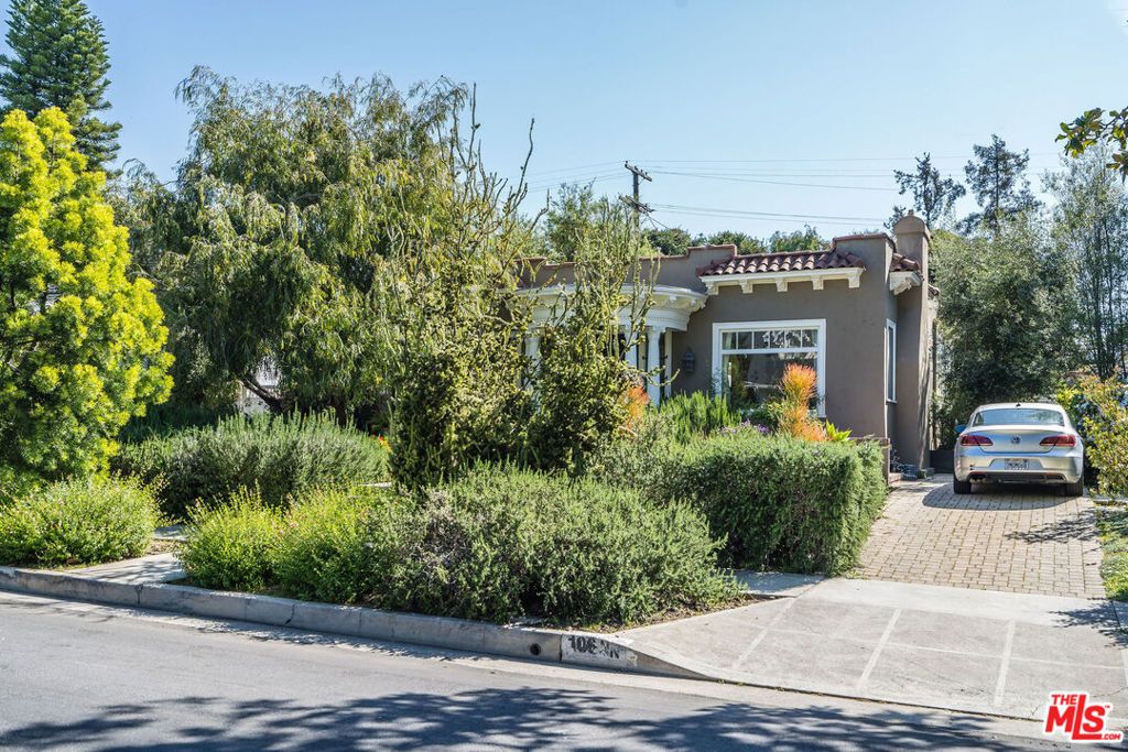 Photo of 106 N Ridgewood Place, Los Angeles, CA 90004 (MLS # 24380693)