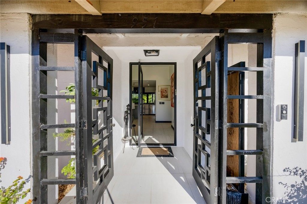 Photo of 951 N Camino Condor, Palm Springs, CA 92262 (MLS # CV25258646)