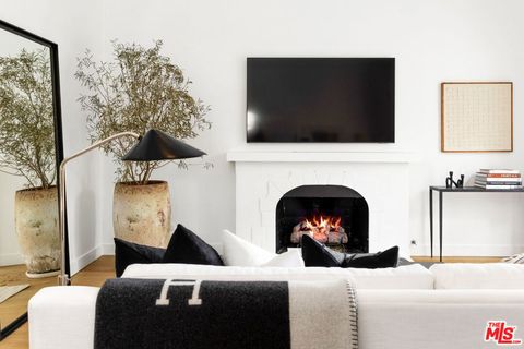 Photo of 745 N Laurel Avenue, Los Angeles, CA 90046 (MLS # 26831397)