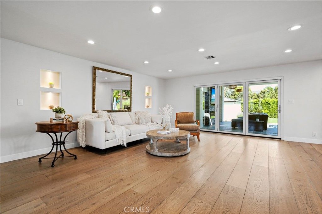 Photo of 19921 Santa Rita St, Woodland Hills, CA 91364 (MLS # BB25233547)