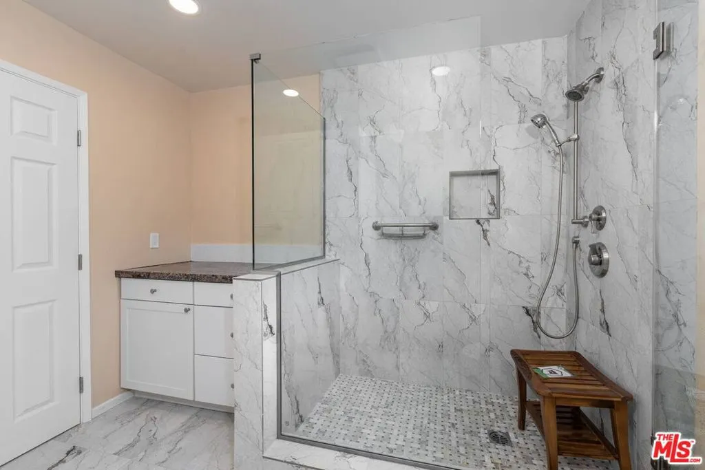 Valley Village, California 91607, United States, 1 Bedroom Bedrooms, ,1 BathroomBathrooms,Residential,Active,242534