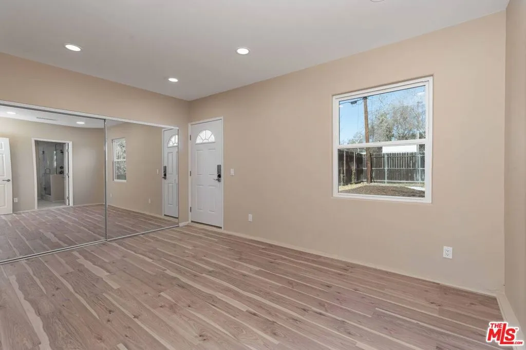 Valley Village, California 91607, United States, 1 Bedroom Bedrooms, ,1 BathroomBathrooms,Residential,Active,242534