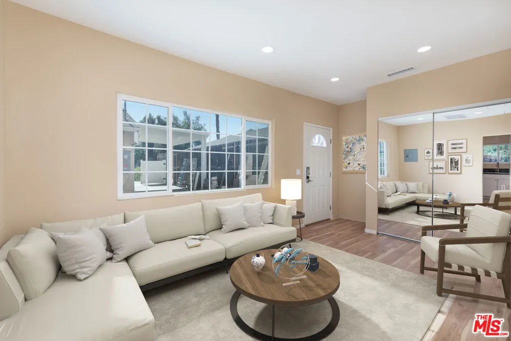 Valley Village, California 91607, United States, 1 Bedroom Bedrooms, ,1 BathroomBathrooms,Residential,Active,242534