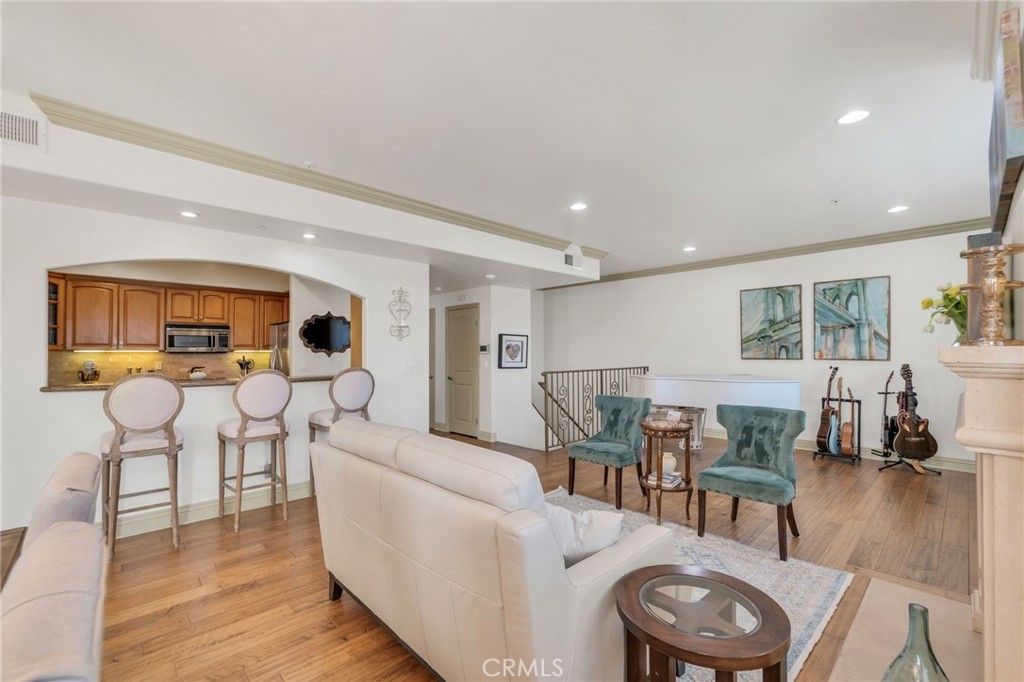 Photo of 11540 Moorpark Street #403, Studio City, CA 91602 (MLS # SR25244350)