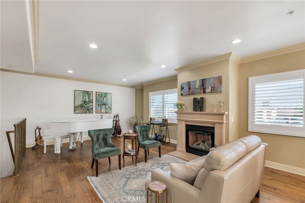 Photo of 11540 Moorpark Street #403, Studio City, CA 91602 (MLS # SR25244350)