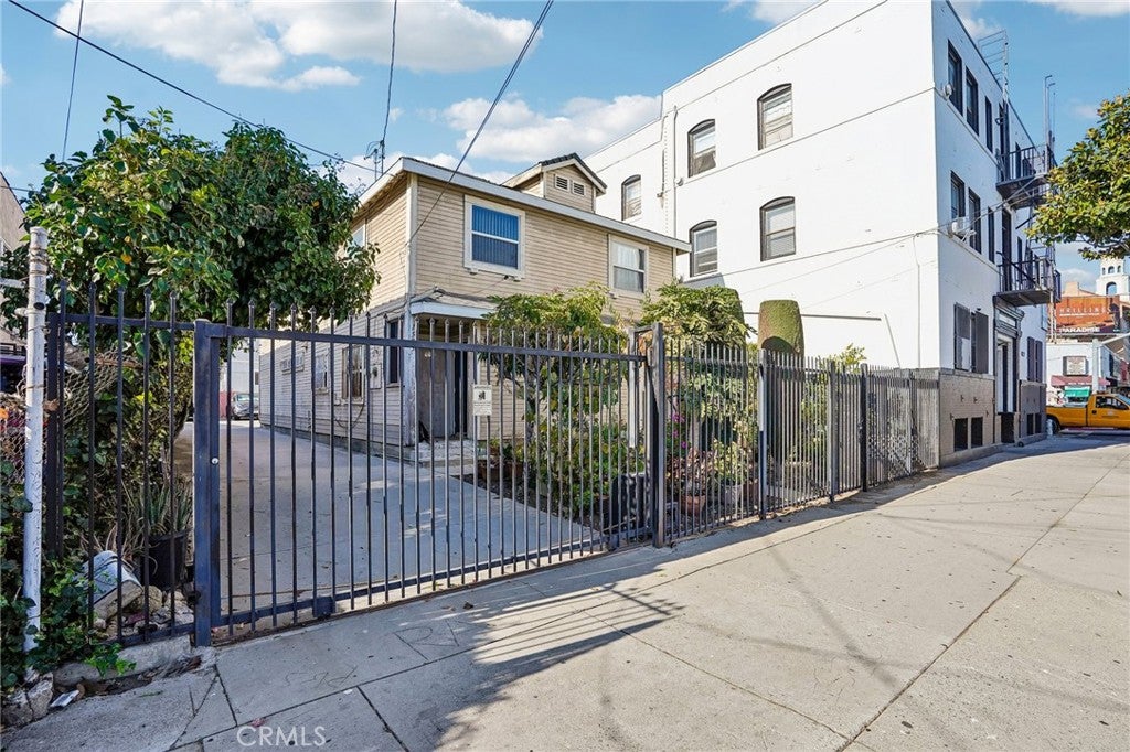 1503 W Adams