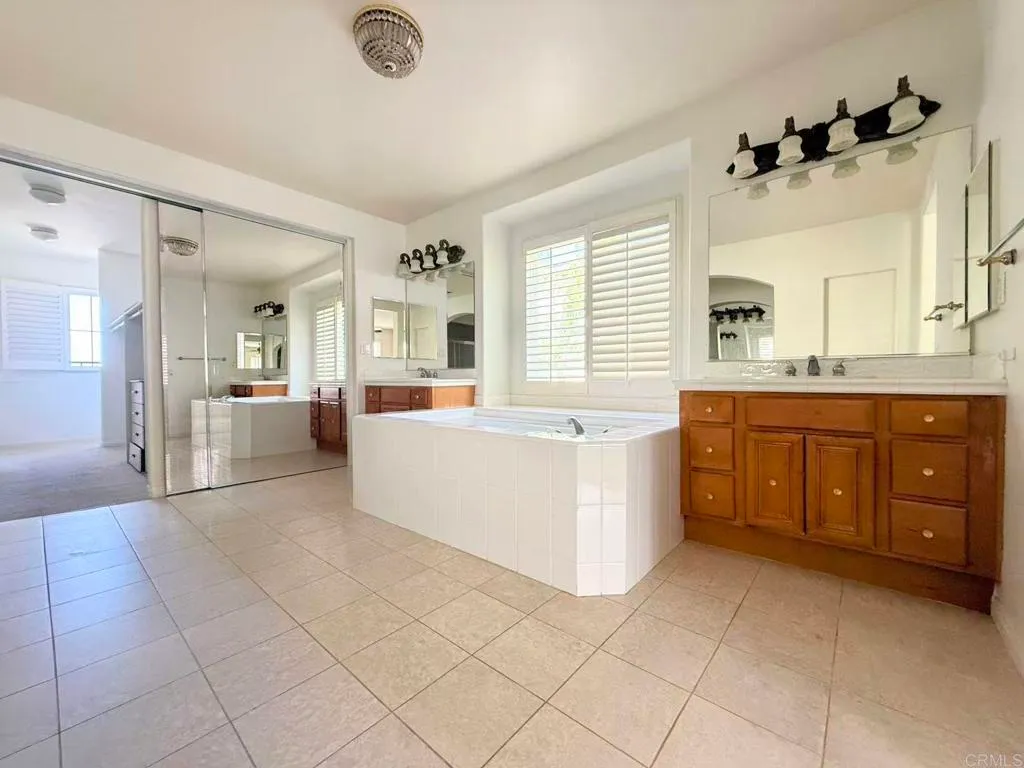 San Marcos, California 92078, United States, 5 Bedrooms Bedrooms, ,5 BathroomsBathrooms,Residential,Active,211489