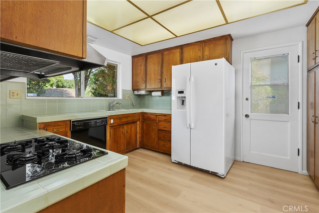 1194 Lyndhurst Drive NW