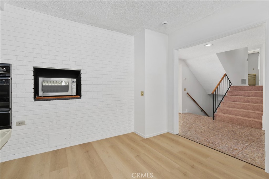 1194 Lyndhurst Drive NW