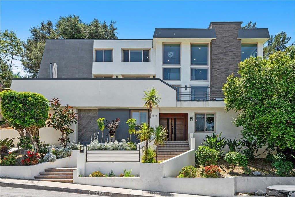 Photo of 3539 Alana Drive, Sherman Oaks, CA 91403 (MLS # SR26122410)