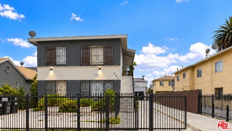 Photo of 550 W 41st Drive, Los Angeles, CA 90037 (MLS # 26989463)