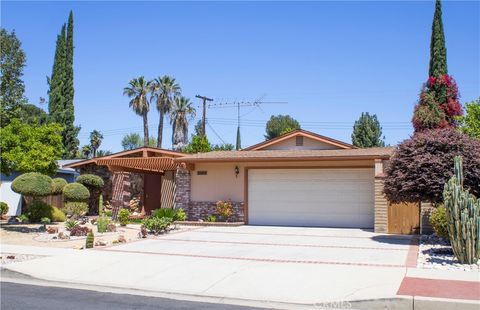 Photo of 22929 Leadwell Street, West Hills, CA 91307 (MLS # SR26094212)