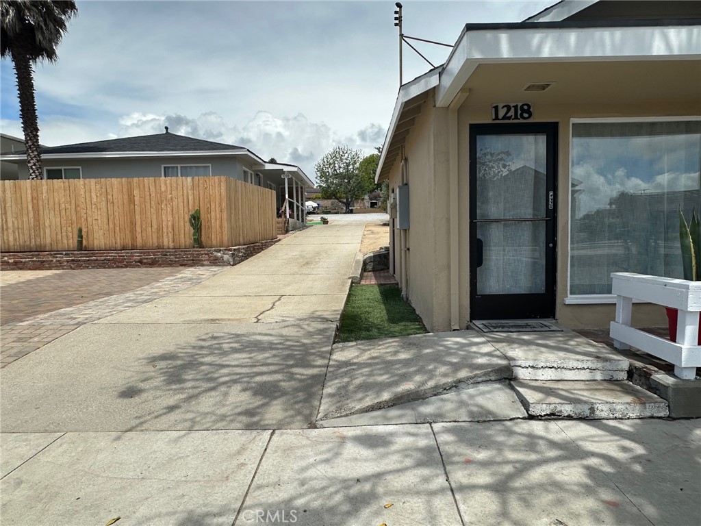 1218 1220 E Grand Avenue