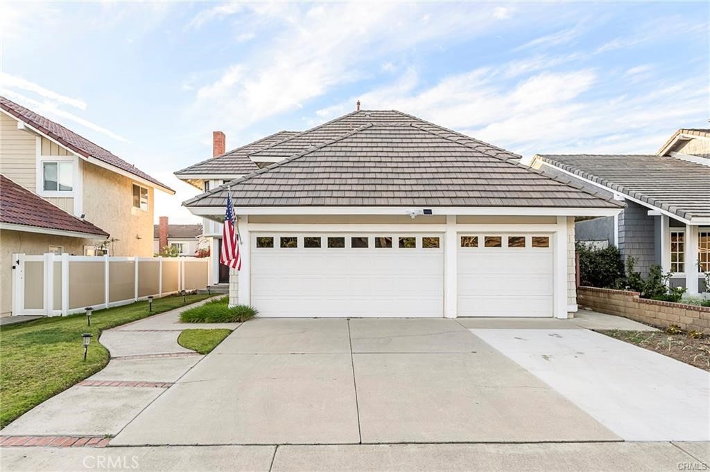 Large and Spacious Northwood Home on a Quiet Cul-de-Sac.
Fully furnished 4-bedroom, 2.5-bath cottage-style home located in the desirable village of Northwood, Irvine. The inviting step-down Living Room and Formal Dining Room include a Wet Bar, perfect for entertaining. A newly upgraded Kitchen with Center Island opens to the cozy Family Room.
A graceful curved staircase leads to the second floor, where all bedrooms are located. The upstairs hall features built-in linen cabinets. The expansive Master Suite offers a sitting area, Cal King bed, and en suite bathroom with dual vanities and a luxurious shower. Additional bedrooms include two with queen beds and one with two twin beds.
The home also features a convenient two-car garage. Ideally situated near shopping, grocery stores, award-winning Irvine Unified schools, and beautiful parks.