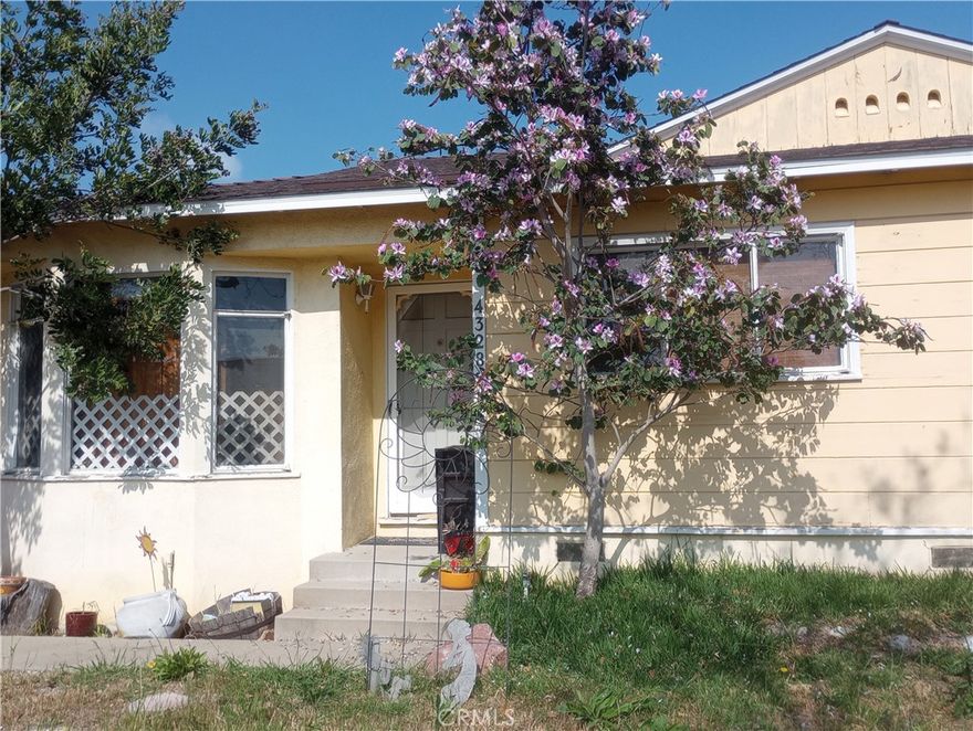 Perfect opportunity for Investors to build an ADU and possibly a JADU. This home has a

detached two car garage which is perfect for such a project. (Please verify with City of Lakewood.)

The home is well built and solid. It is just original and needs to be updated. If you want one of

the best areas of Lakewood and want to build 2 ADUs, this is perfect for you.

Owner can’t show the interior of the home due to much clutter and possessions. We ask that all offers be made without interior inspection.