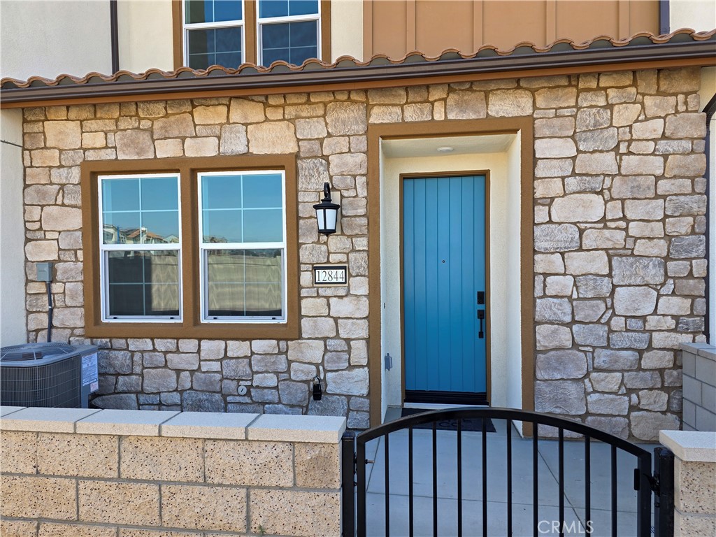 BRAND NEW 3 STORY CONDO.
Additional features include smart home technology, washer/dryer, refrigerator, leased solar, and more. Eastvale Square residents enjoy resort-style amenities including pools, spas, BBQ areas, parks, paseos, and easy access to shopping, dining, and entertainment. Don’t miss the chance to own this stylish home in the heart of Eastvale!