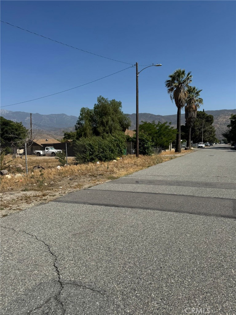 Residential lot ready for your new home. Lot is flat and it is in between houses on both sides. Ready for your planes either for a custom built home. Buyer and Buyer's agent to do their own independent investigations. Make Banning your home sweet home.
It wont last forever.