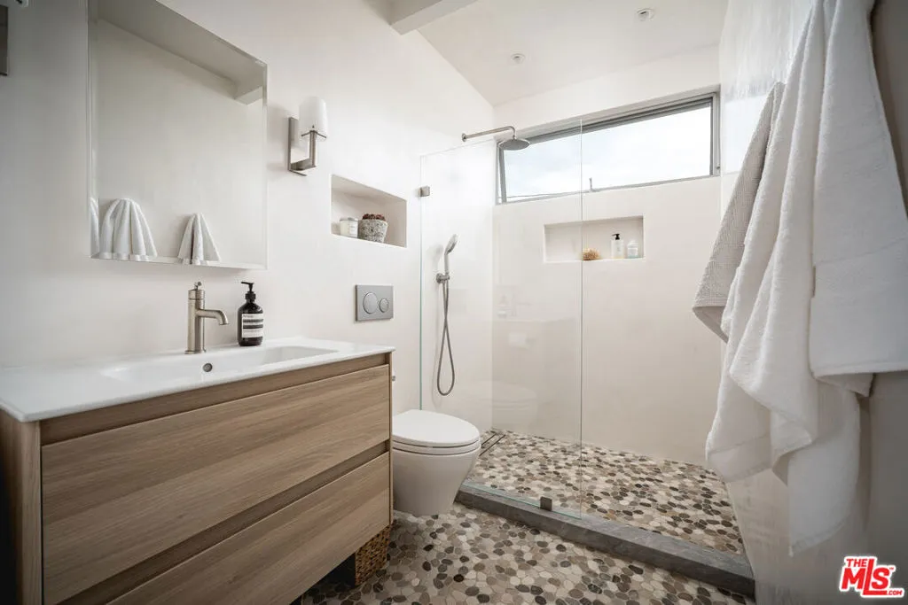 Santa Barbara, California 93105, United States, 3 Bedrooms Bedrooms, ,3 BathroomsBathrooms,Residential,Active,204232