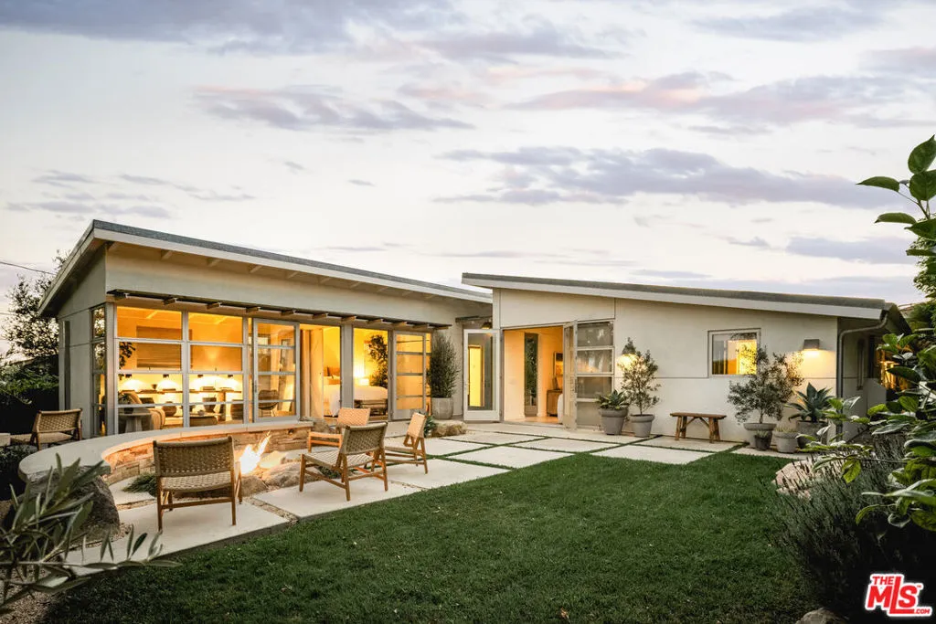 Santa Barbara, California 93105, United States, 3 Bedrooms Bedrooms, ,3 BathroomsBathrooms,Residential,Active,204232