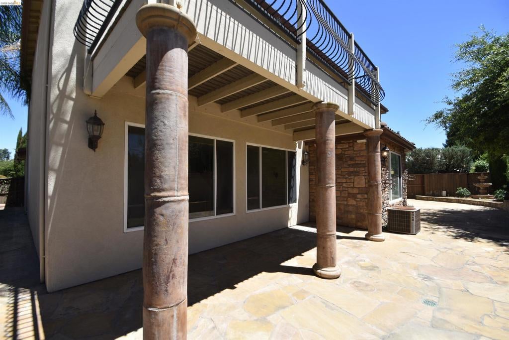 5548 Cortina Ln