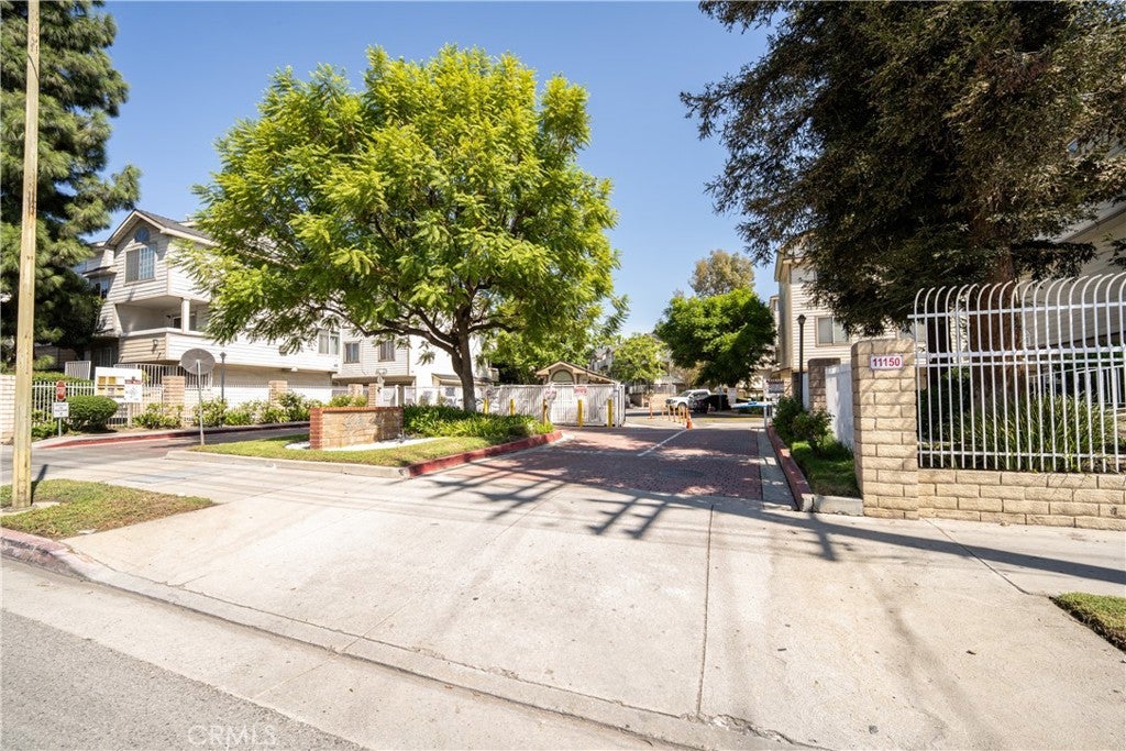 11150 Glenoaks 307