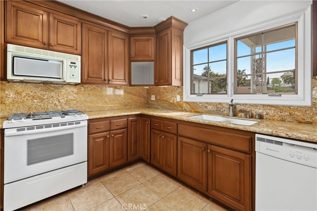 Photo of 5339 Thornburn Street, Los Angeles, CA 90045 (MLS # SR26051556)