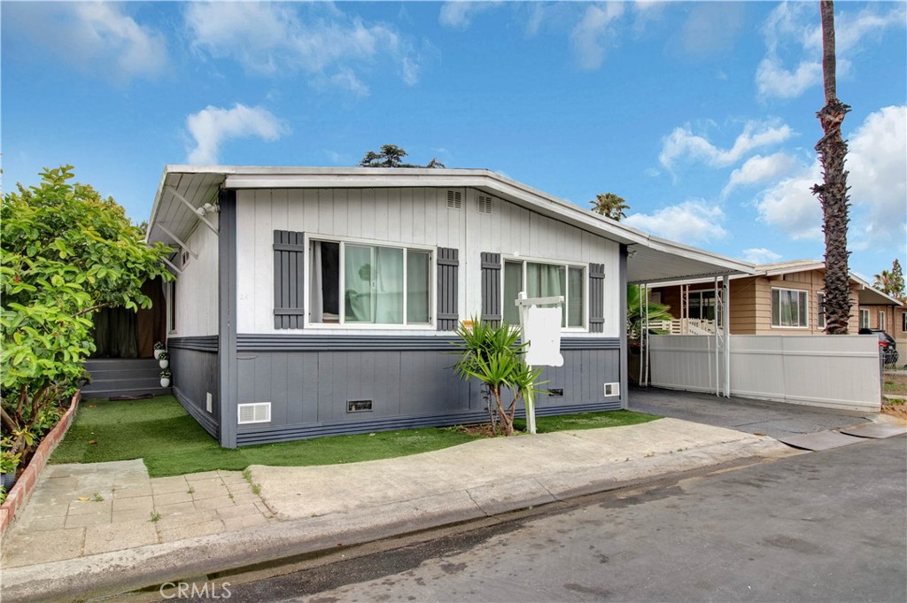 1025 S Riverside 26