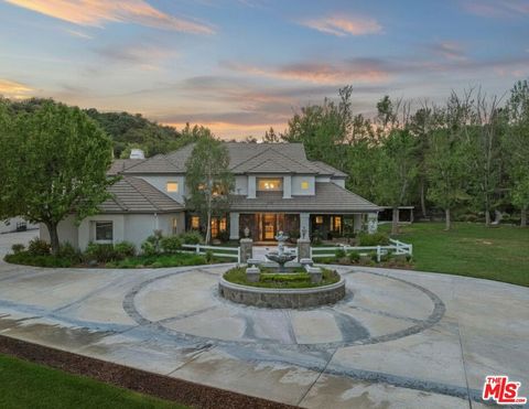 Photo of 26954 Whitehorse Place, Canyon Country, CA 91387 (MLS # 26673471)