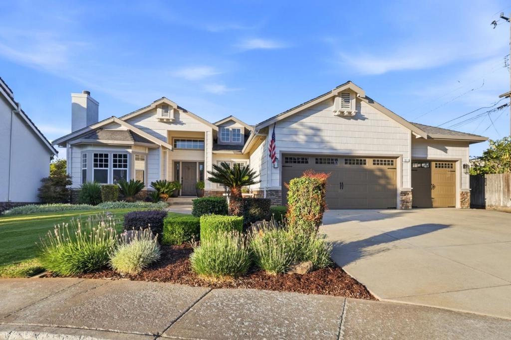 Photo of 811 Greystone Court, Gilroy, CA 95020 (MLS # ML82064951)