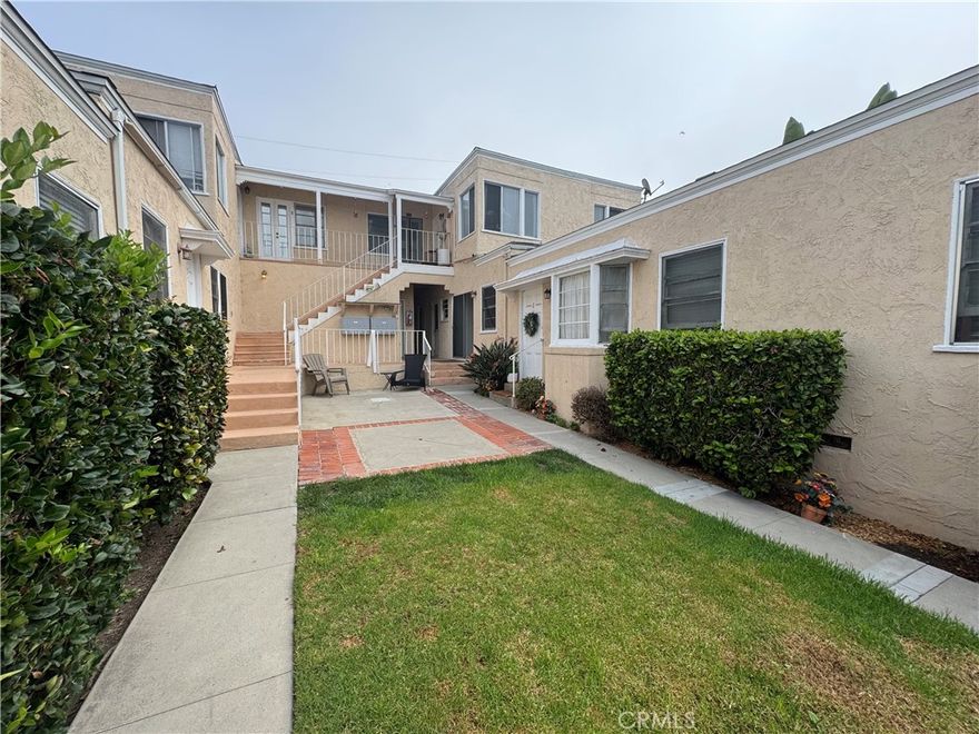 Location! Location! Darling garden studio across the street from Heissler Park! This light and bright studio has wood floors throughout, small kitchenette with breakfast bar, gas stove and mini under the counter fridge. There is plenty of closet space for clothes. Nice bathroom with tub! This unit opens out onto shared central courtyard. There is shared coin up laundry on site. Laguna Beach has parking permits for the meters - either a shoppers permit, or a a residential permit which allows you 24 hours at any meter. This is just across the street from the beach/ Heisler Park..you could not be any closer! Just a couple blocks from downtown Laguna Beach. LOCATION LOCATION LOCATION.. Sorry no pets