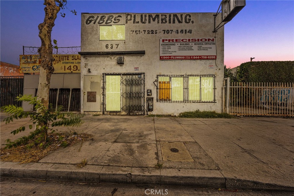 Main image without alt text