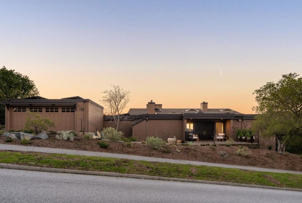 Photo of 2 Horseshoe Bnd, Portola Valley, CA 94028 (MLS # ML82031504)