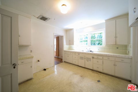 Tiny photo for 713 N Doheny Drive, Beverly Hills, CA 90210 (MLS # 26862079)