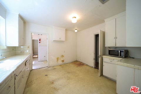 Tiny photo for 713 N Doheny Drive, Beverly Hills, CA 90210 (MLS # 26862079)