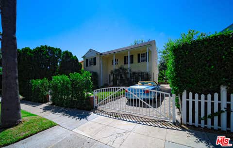 Tiny photo for 713 N Doheny Drive, Beverly Hills, CA 90210 (MLS # 26862079)