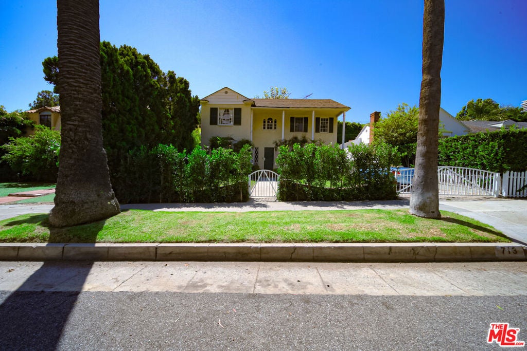 713 N Doheny Drive
