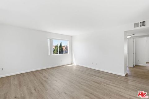Photo of 1002 N Edgemont Street #7, Los Angeles, CA 90029 (MLS # 26673093)