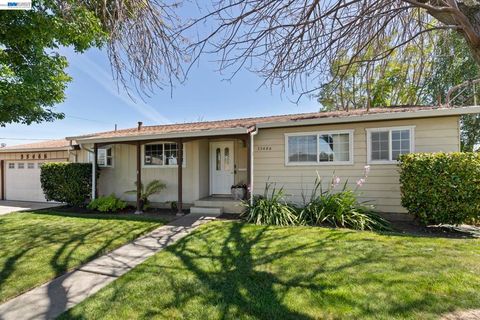 Photo of 35446 Cleremont Dr Dr, Newark, CA 94560 (MLS # 41130132)