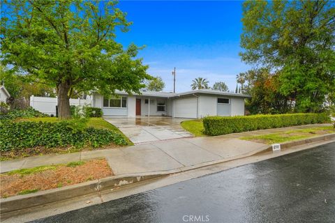 Photo of 6149 Dalecrest Ave, Woodland Hills, CA 91367 (MLS # SR26086801)
