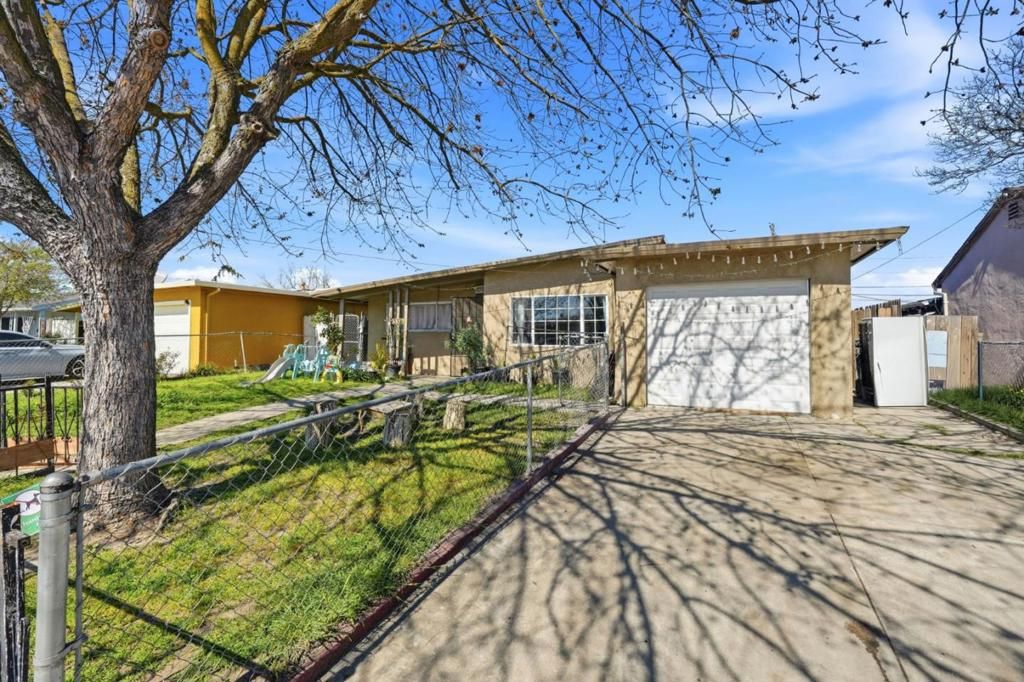 Photo of 333 W 4th Street, Stockton, CA 95206 (MLS # ML82040646)